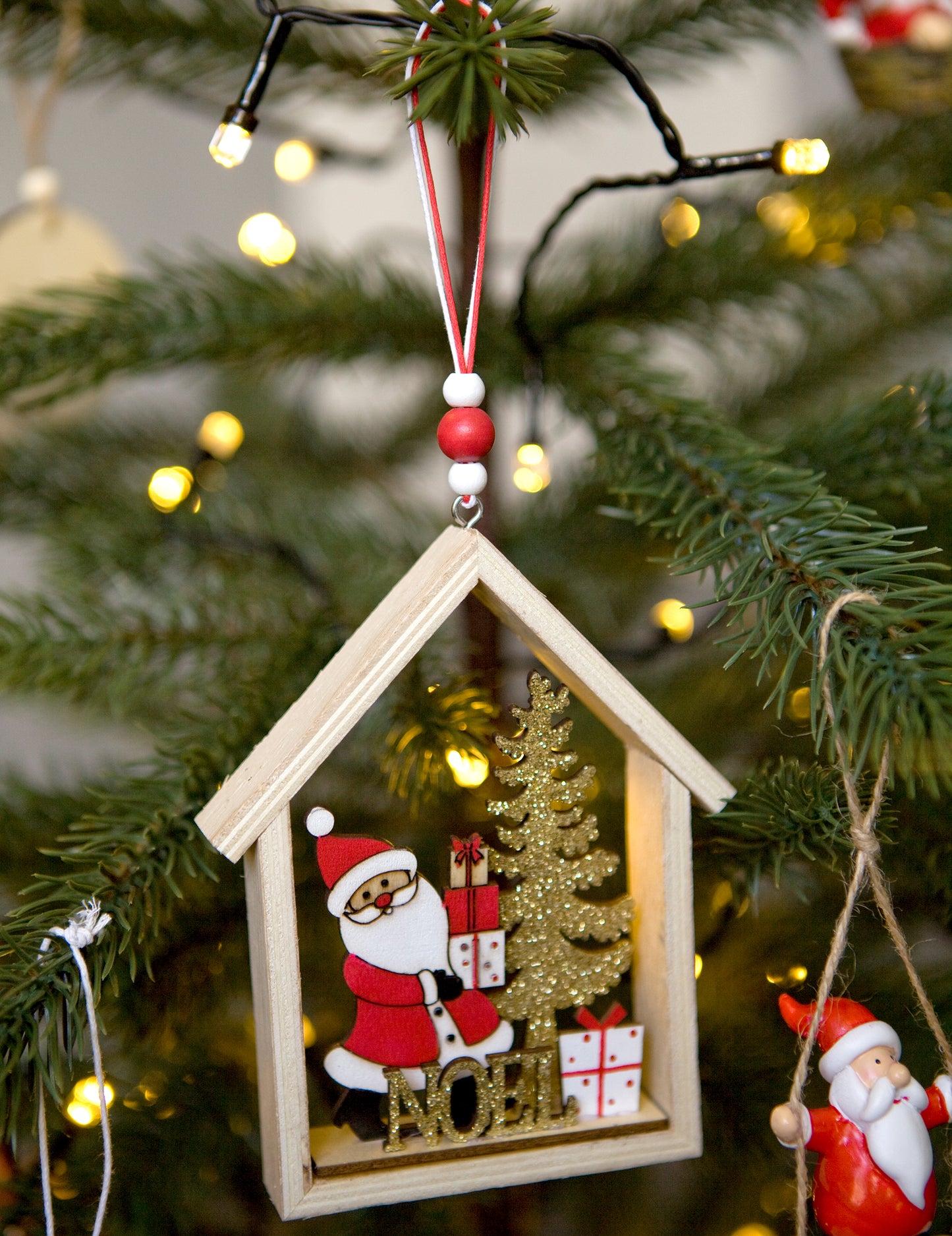 Leseni viseči Božiček v njegovi hišici 13 x 11 x 2 cm za jelko