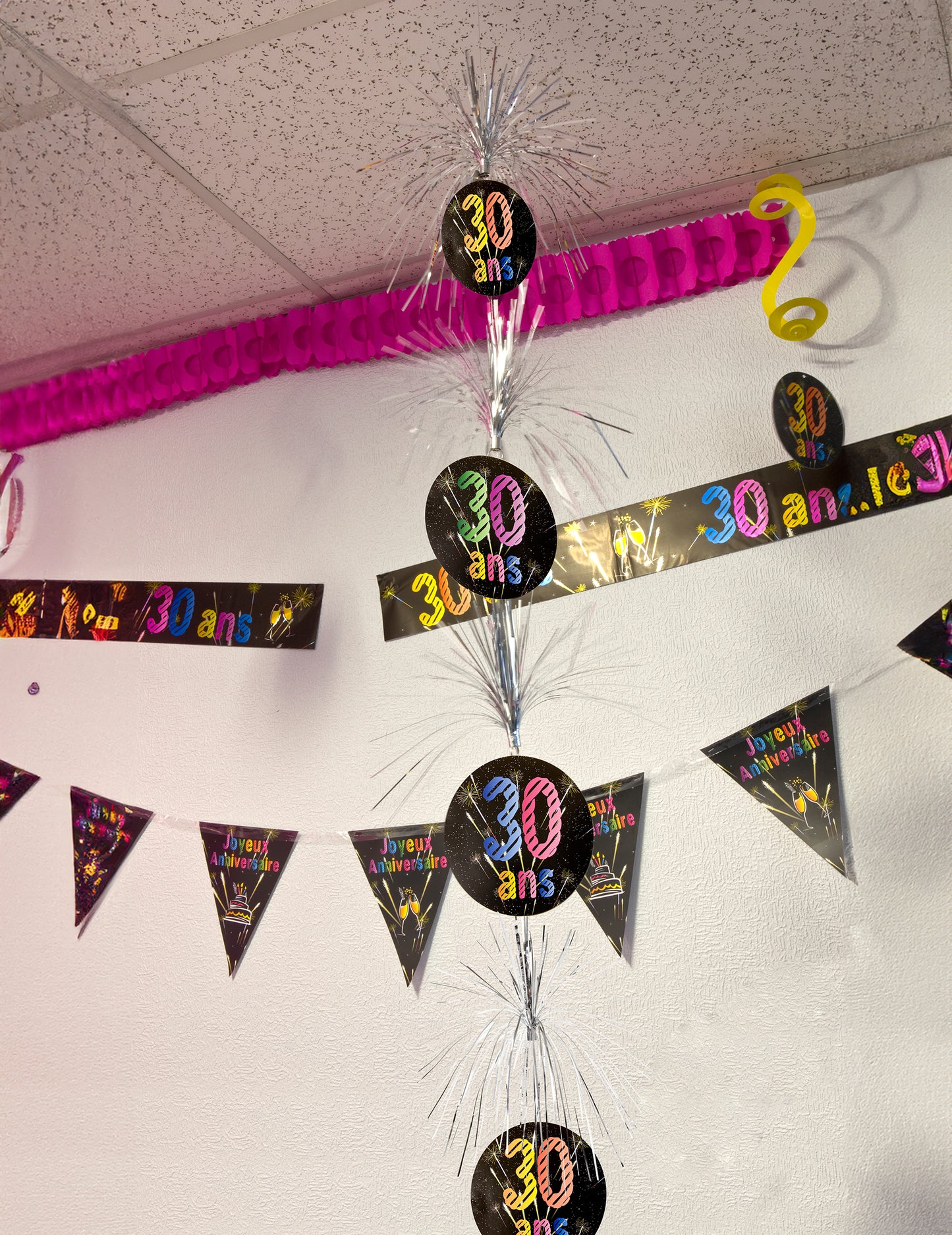 Mise en situation des suspensions cascade Joyeux anniversaire Feux d'artifice