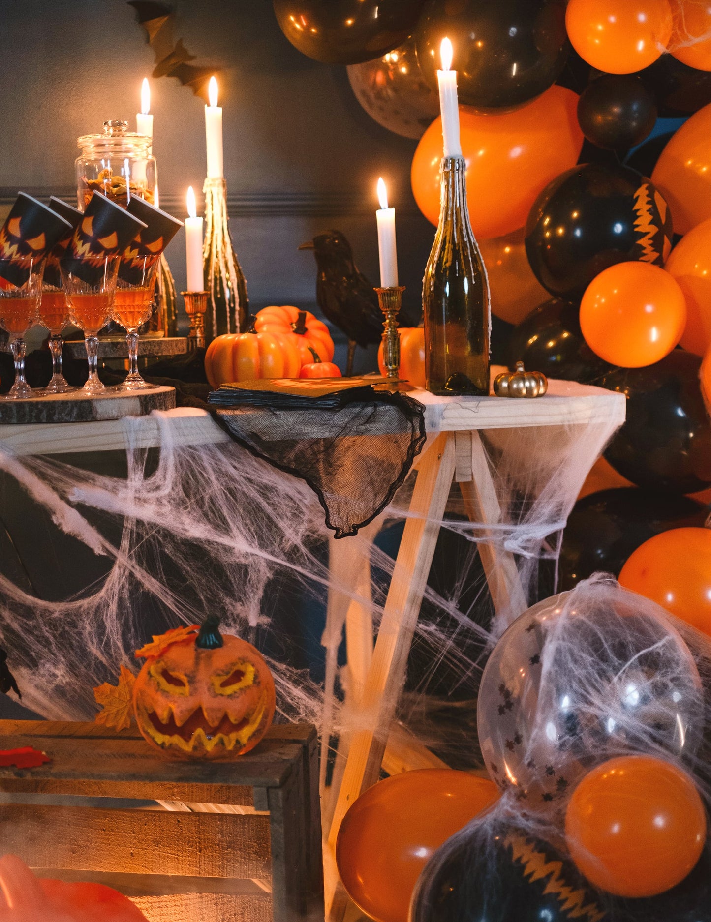 Vue d'ensemble de la décoration de table de la toile d'araignée Halloween pour décoration blanche