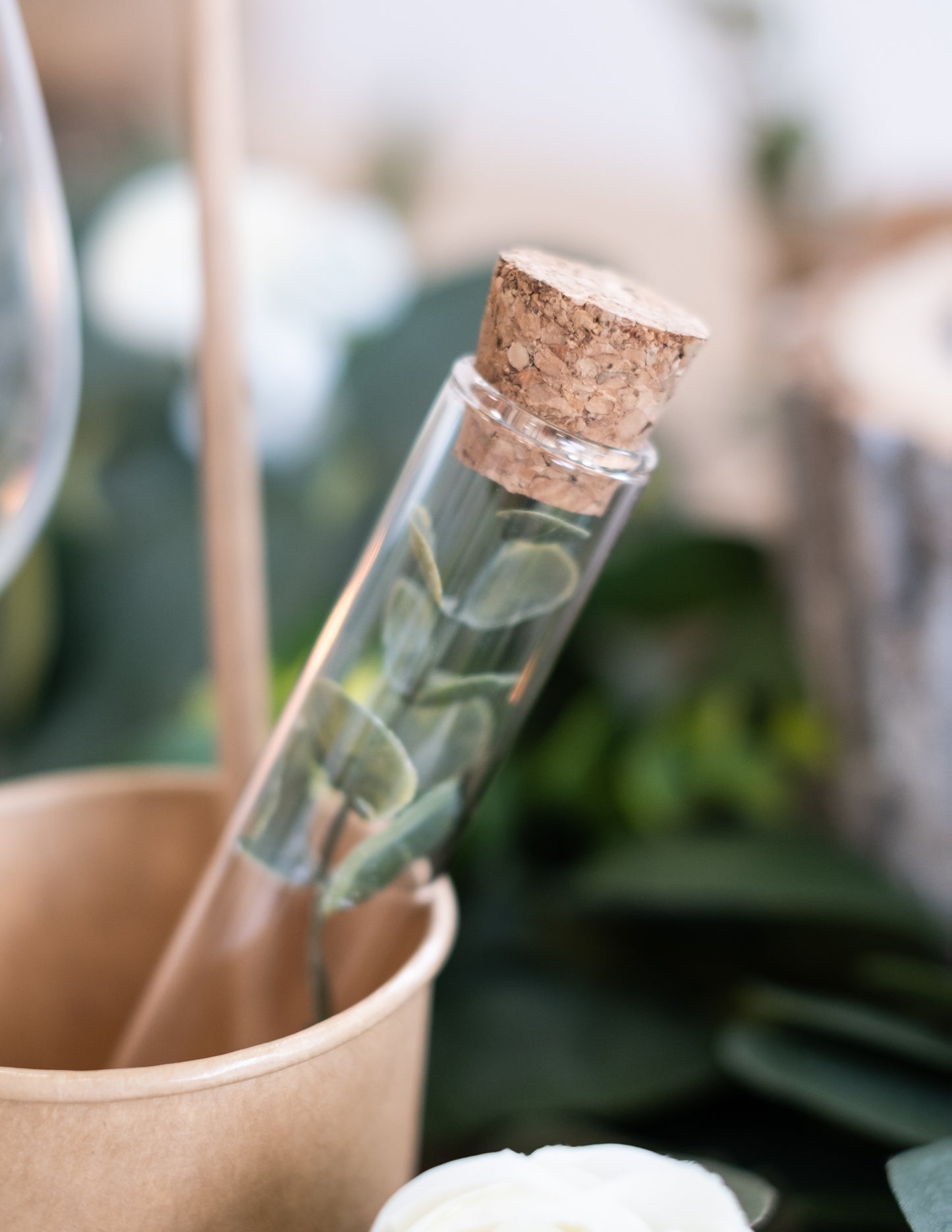 Gros plan sur le bouchon en liège du tube éprouvette en verre pour fête