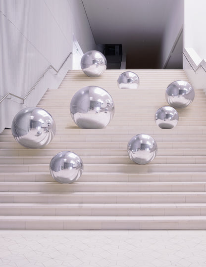 Mise en situation sur un escalier de la boule miroir gonflable pour décoration argentée