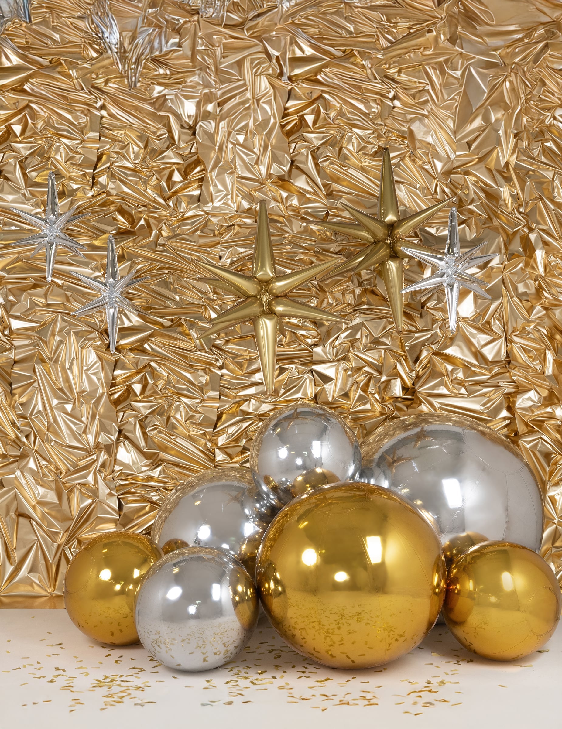 Décoration de fête avec la boule miroir gonflable dorée