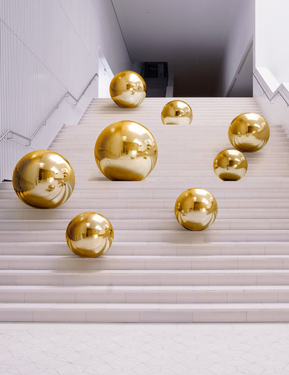 Mise en scène sur un escalier de la boule miroir gonflable dorée
