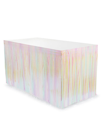 Vue d'ensemble sur une table de la jupe de table à franges irisées pour fête