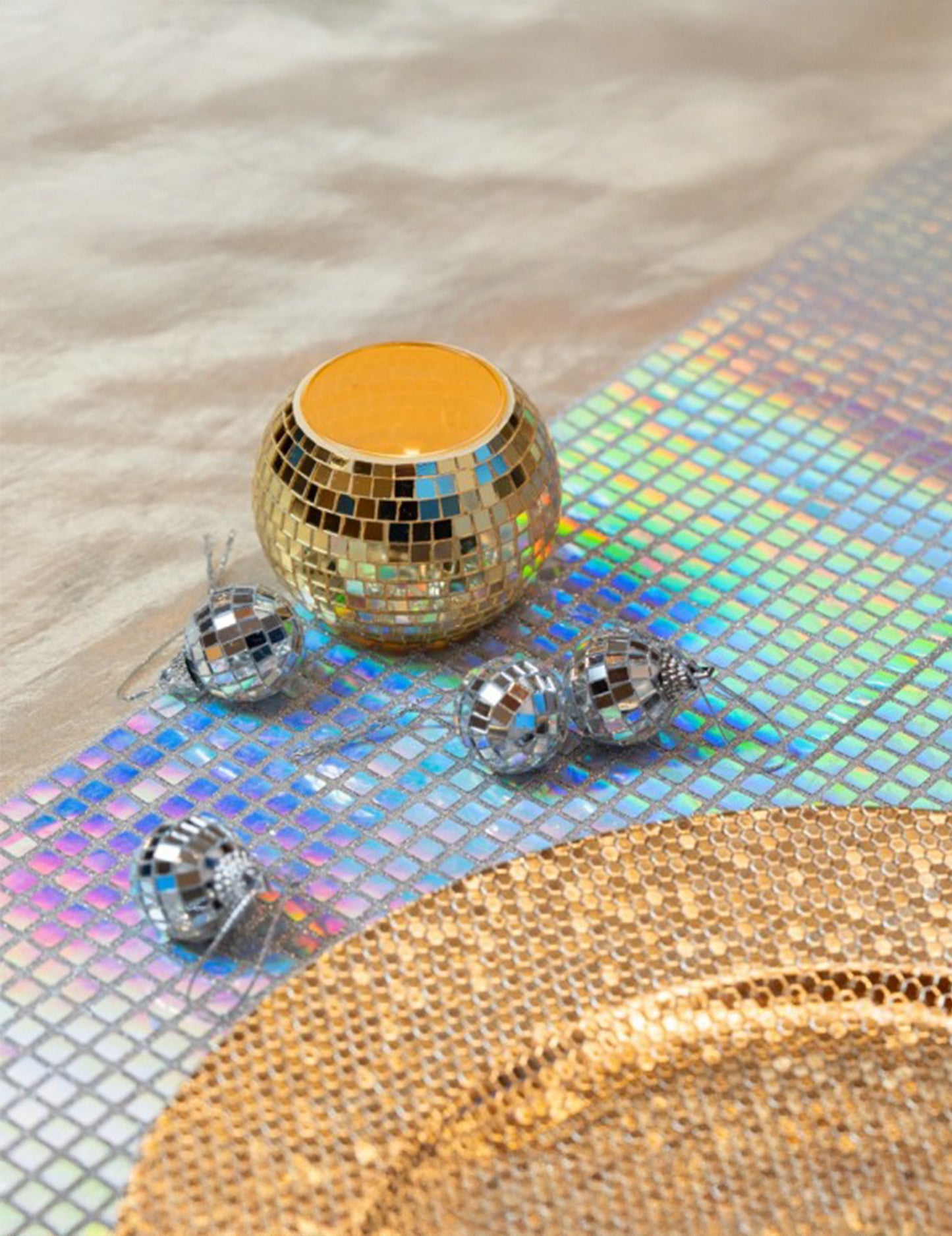 Zlata steklena svečnik v obliki disko krogle 8 x 7 cm 