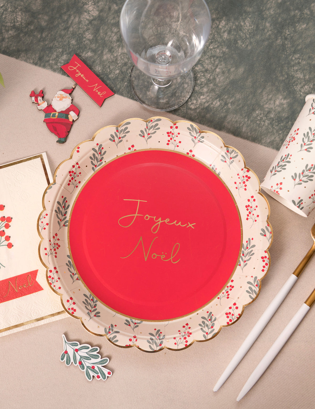 Vue de dessus des assiettes en carton festonnées houx de Noël Joyeux Noël