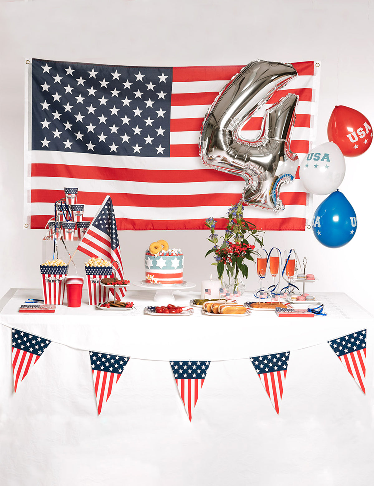 Mise en situation sur une table de fête des assiettes en carton American party