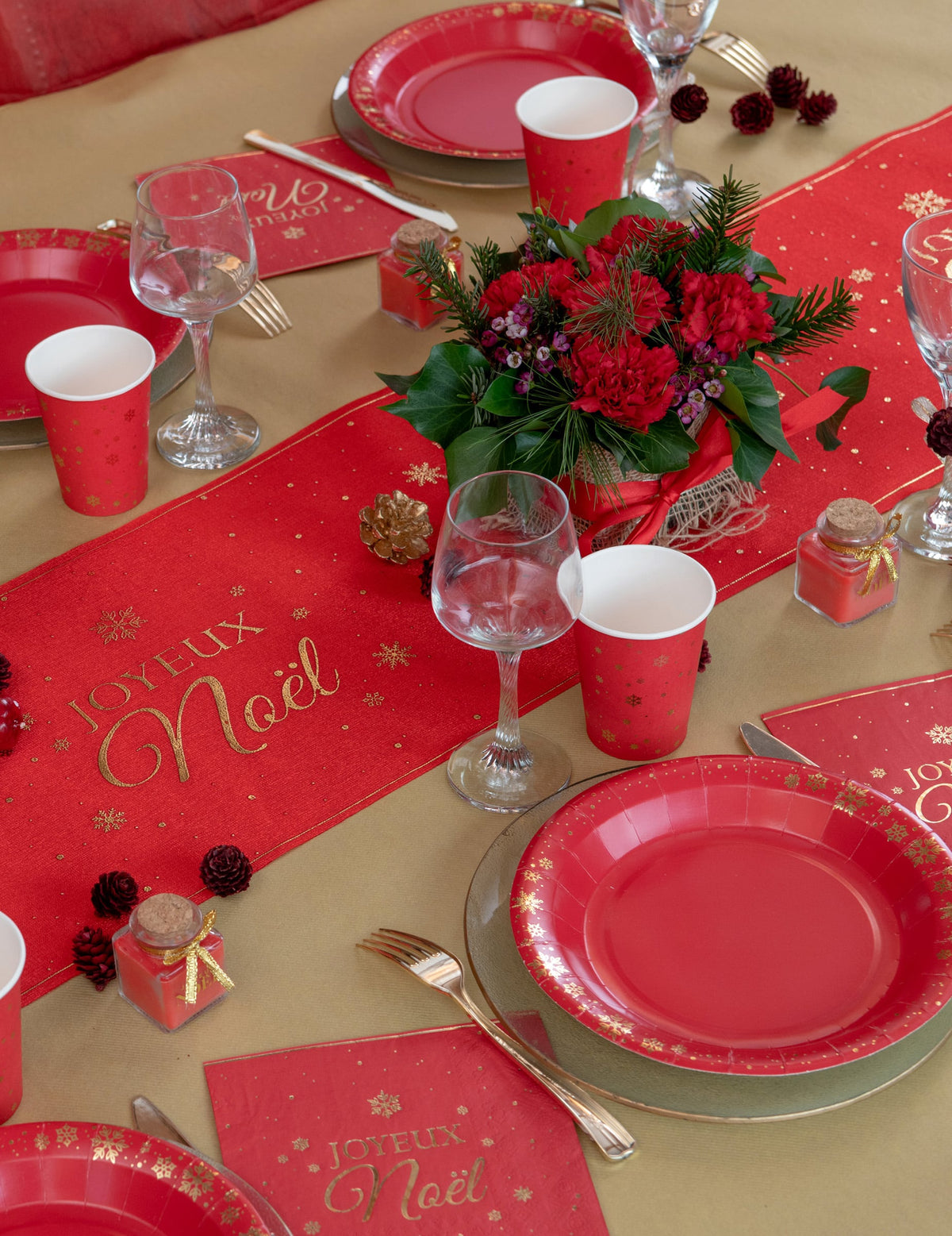 Vue d'ensemble de la décoration de table des assiettes en carton flocon d'or pour Noël