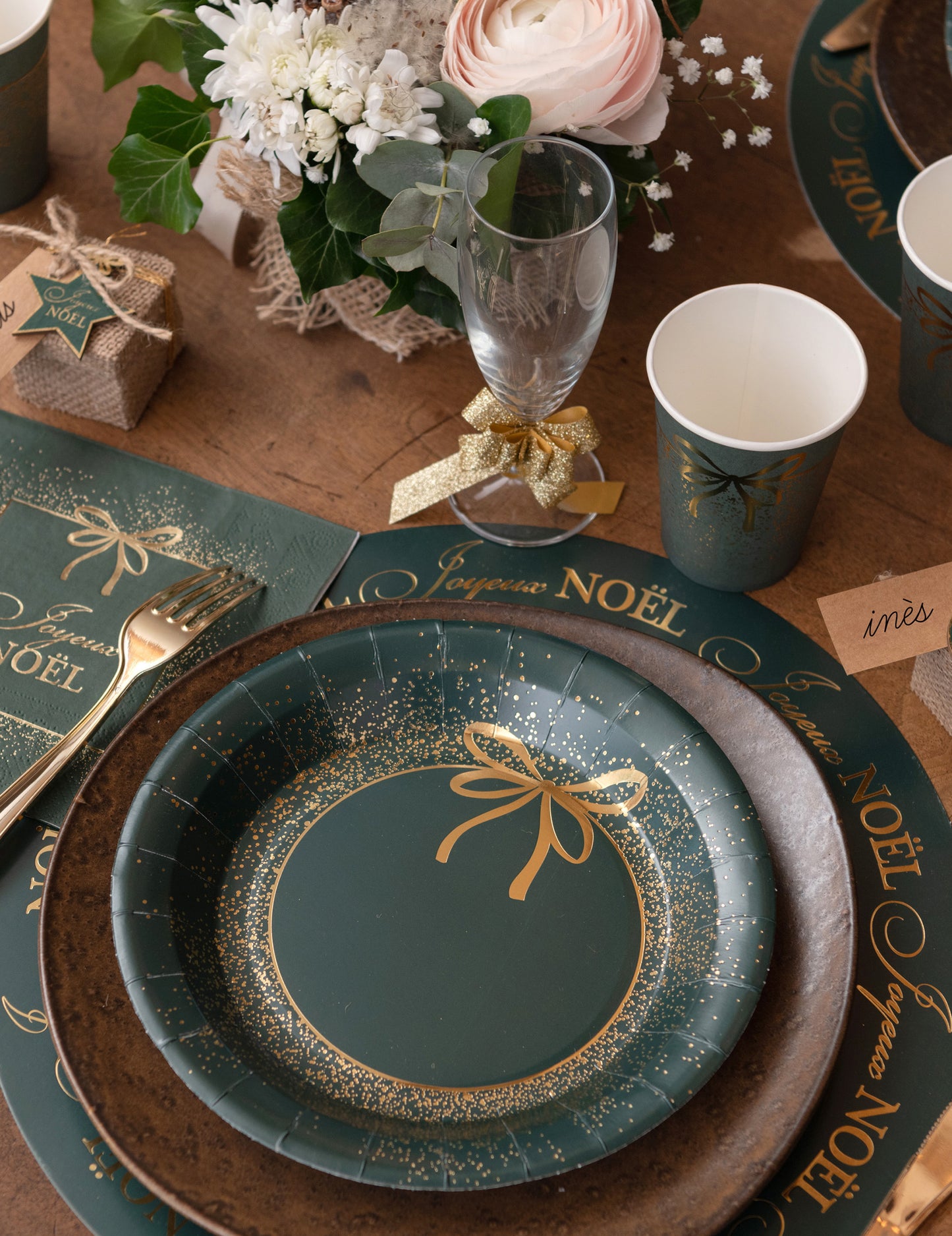 10 zelenih in zlatih božičnih papirnatih krožnikov 23 cm šik dizajn