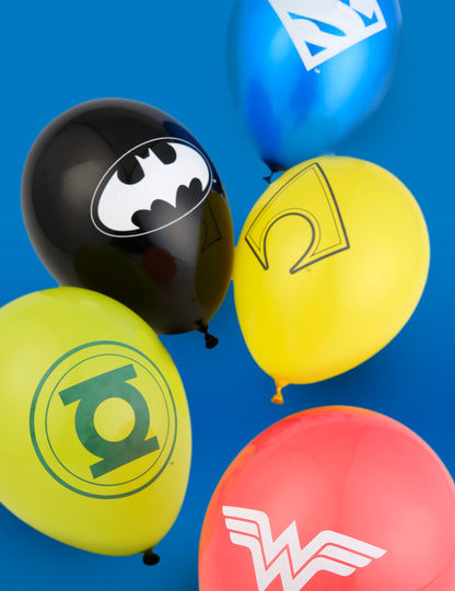 Gros plan sur les logos des ballons latex Justice League