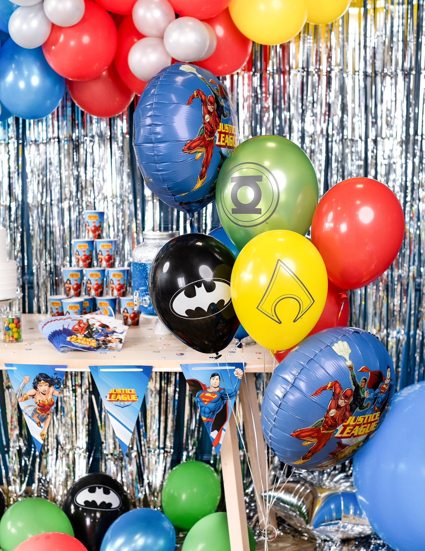 Mise en scène de fête avec les ballons latex Justice League