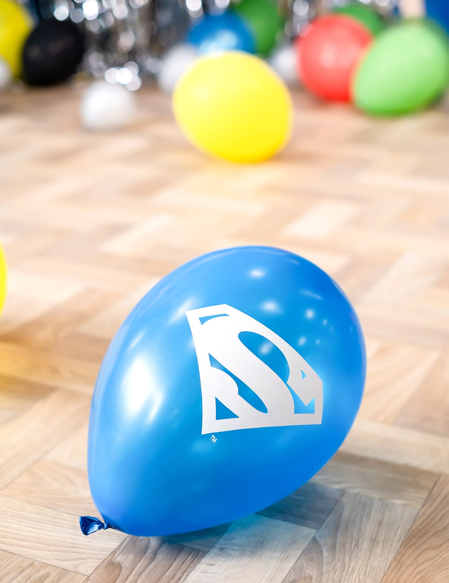 Gros plan sur le logo Superman des ballons latex Justice League