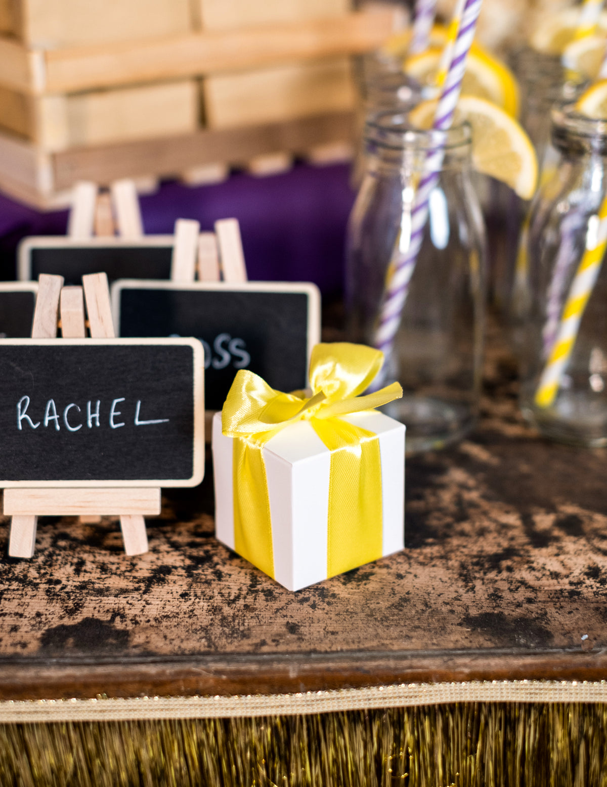 Mise en scène de décoration de table des boîtes en carton mariage pour dragées blanches carrées