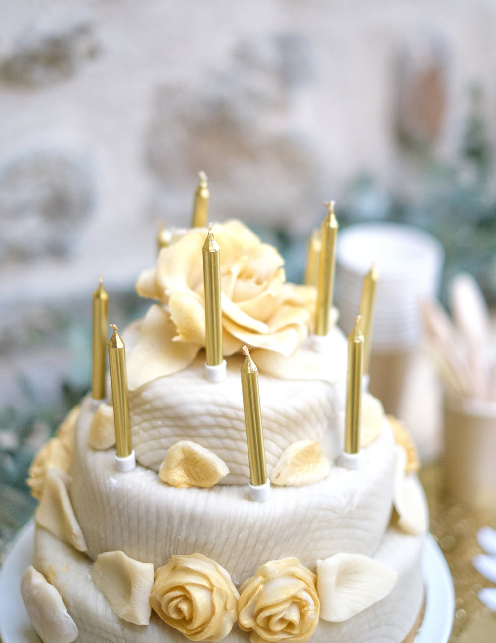 Mise en situation sur un gâteau des bougies d'anniversaire dorées métallisées