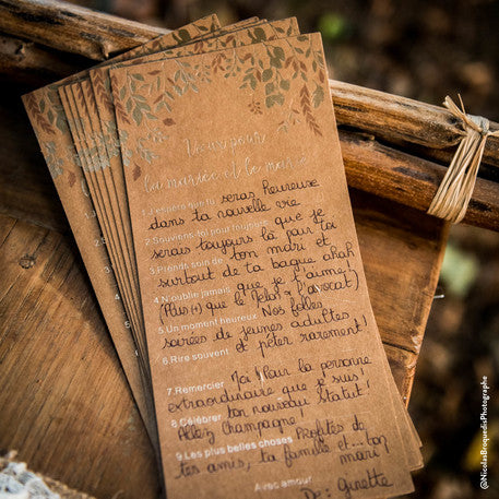 Gros plan sur le texte rempli des cartes de vœux de mariage pour les mariés kraft et bronze à remplir