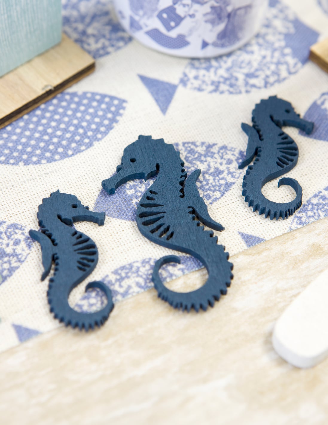 Gros plan des confettis en bois hippocampe pour décoration de table