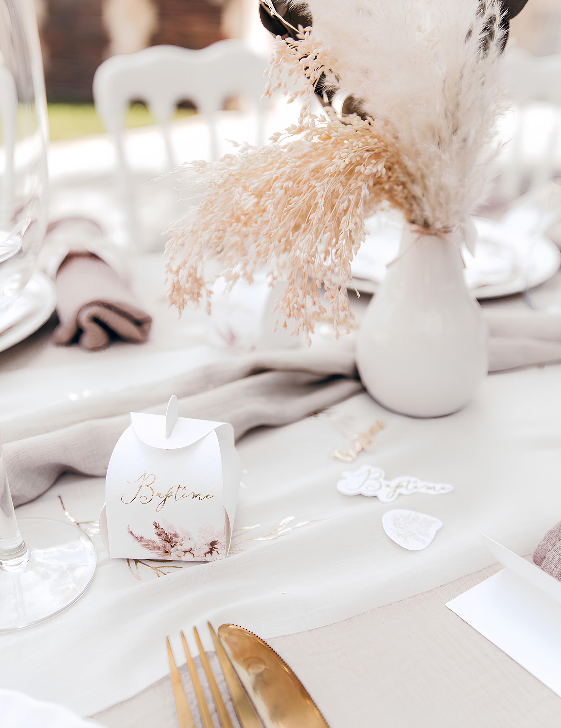 Mise en situation sur une table décorée du contenant baptême pampas et fleurs de coton