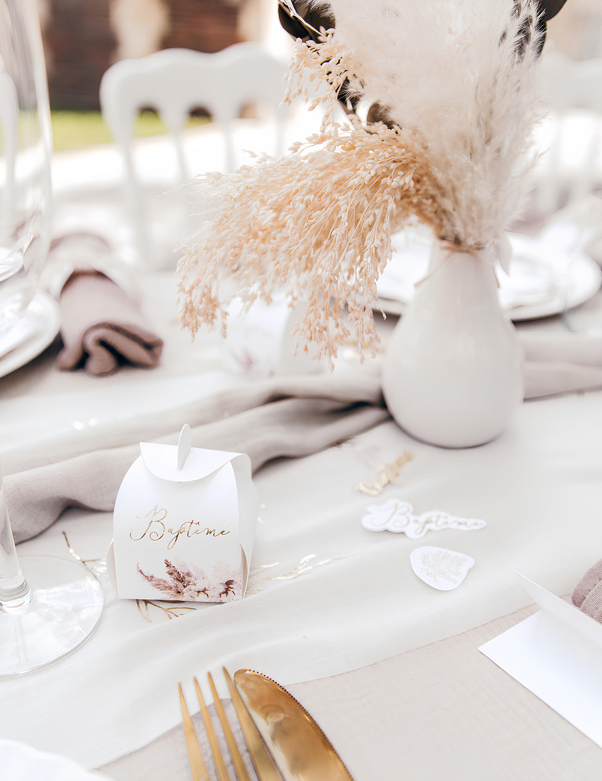 Mise en situation sur une table décorée du contenant baptême pampas et fleurs de coton