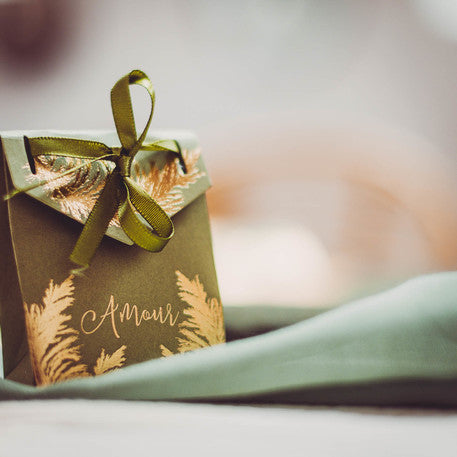 10 kaki kartonskih škatel z zlatim robom iz folije, napisom "Love Wedding" in trakom