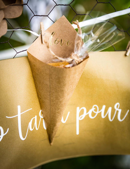 10 stožcev iz kraft papirja z reliefnim zlatim napisom, dizajn "love", 20 x 11 cm za poroko