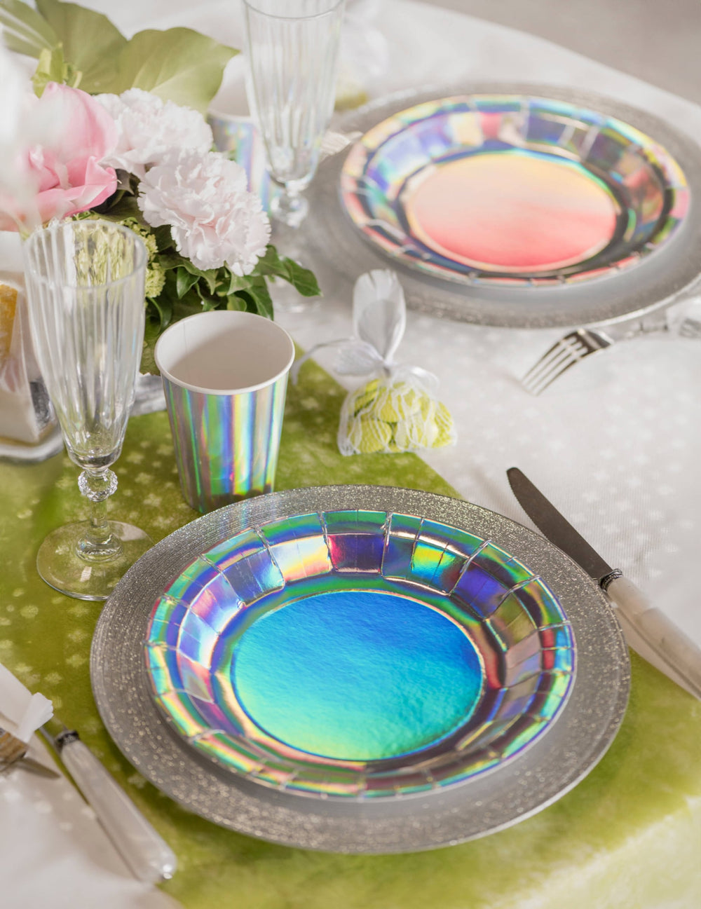 Mise en situation sur une table de fête des gobelets en carton iridescents pour fête