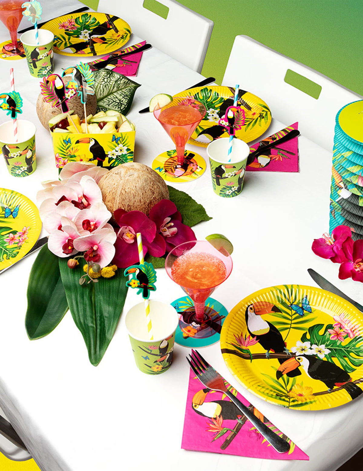 Mise en situation sur une table de fête des gobelets en carton toucan