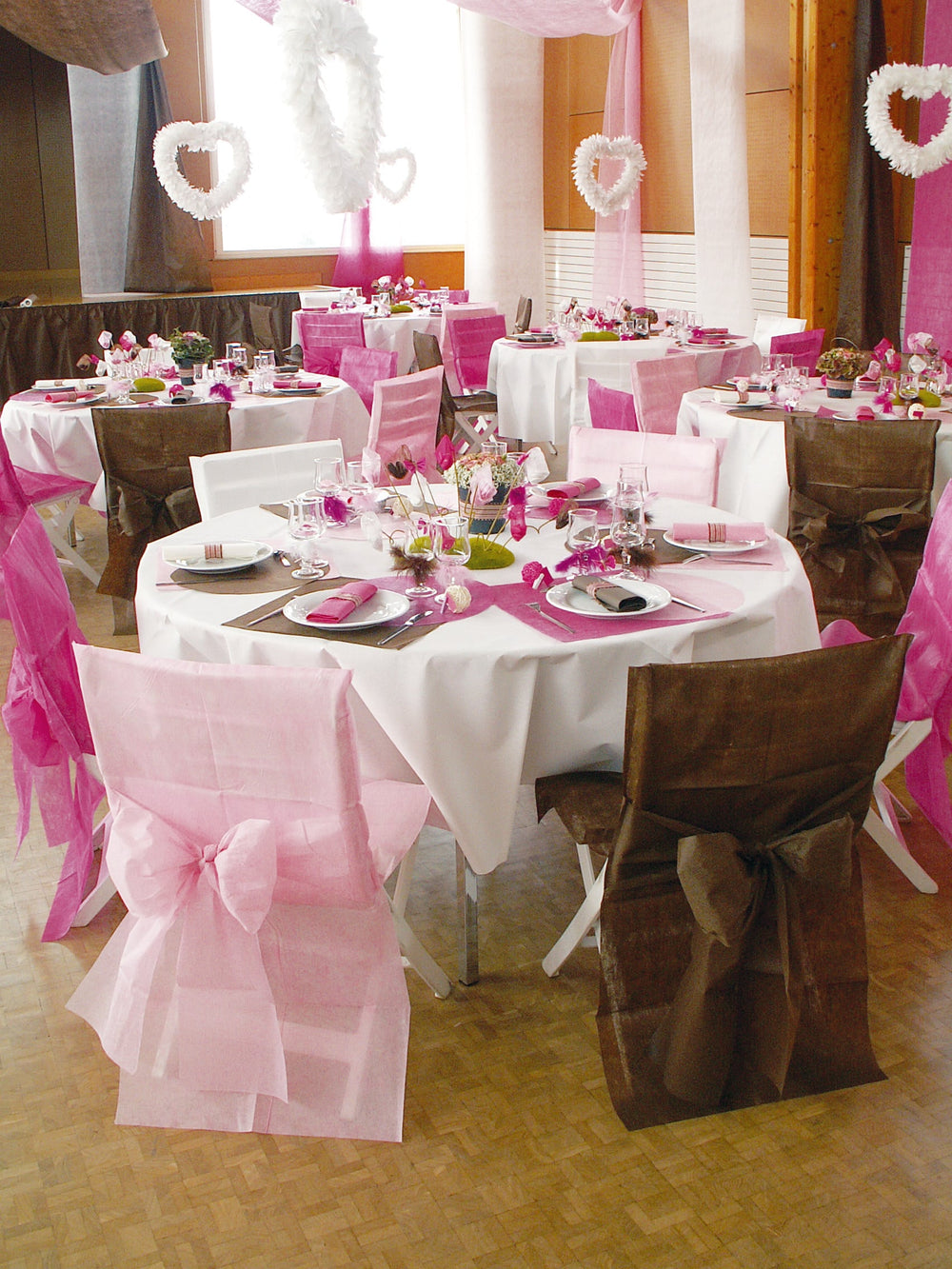 Vue d'ensemble de la salle de la housse de chaise premium avec nœud pour décoration de fête rose intissé