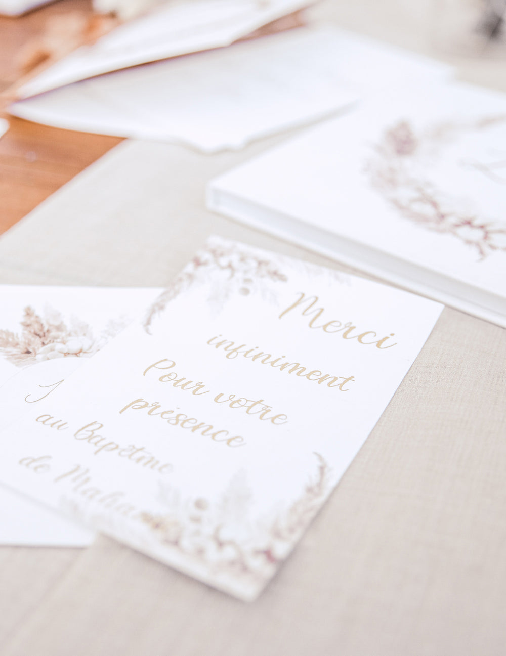 Vue de la carte de remerciement des invitations avec enveloppes pampas et fleurs de coton