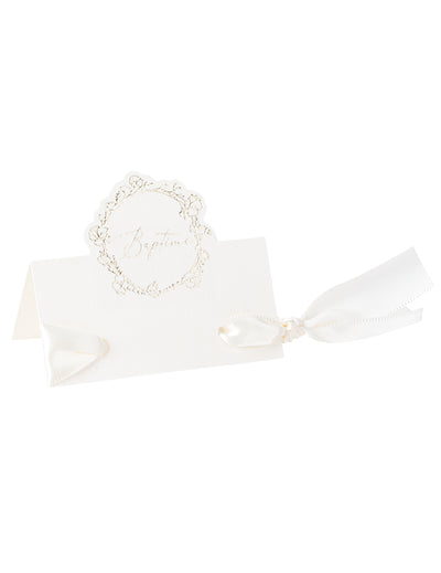 Marque-place baptême blanc avec motif floral doré et ruban satiné