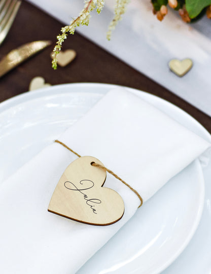 10 lesenih kartic z imeni v obliki srca (6 x 5 cm) cm z vrvico