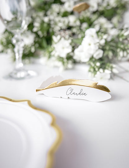 10 kartonskih mestnih kartic z belimi in kovinsko zlatimi perji, 10,5 x 3 cm za poroko