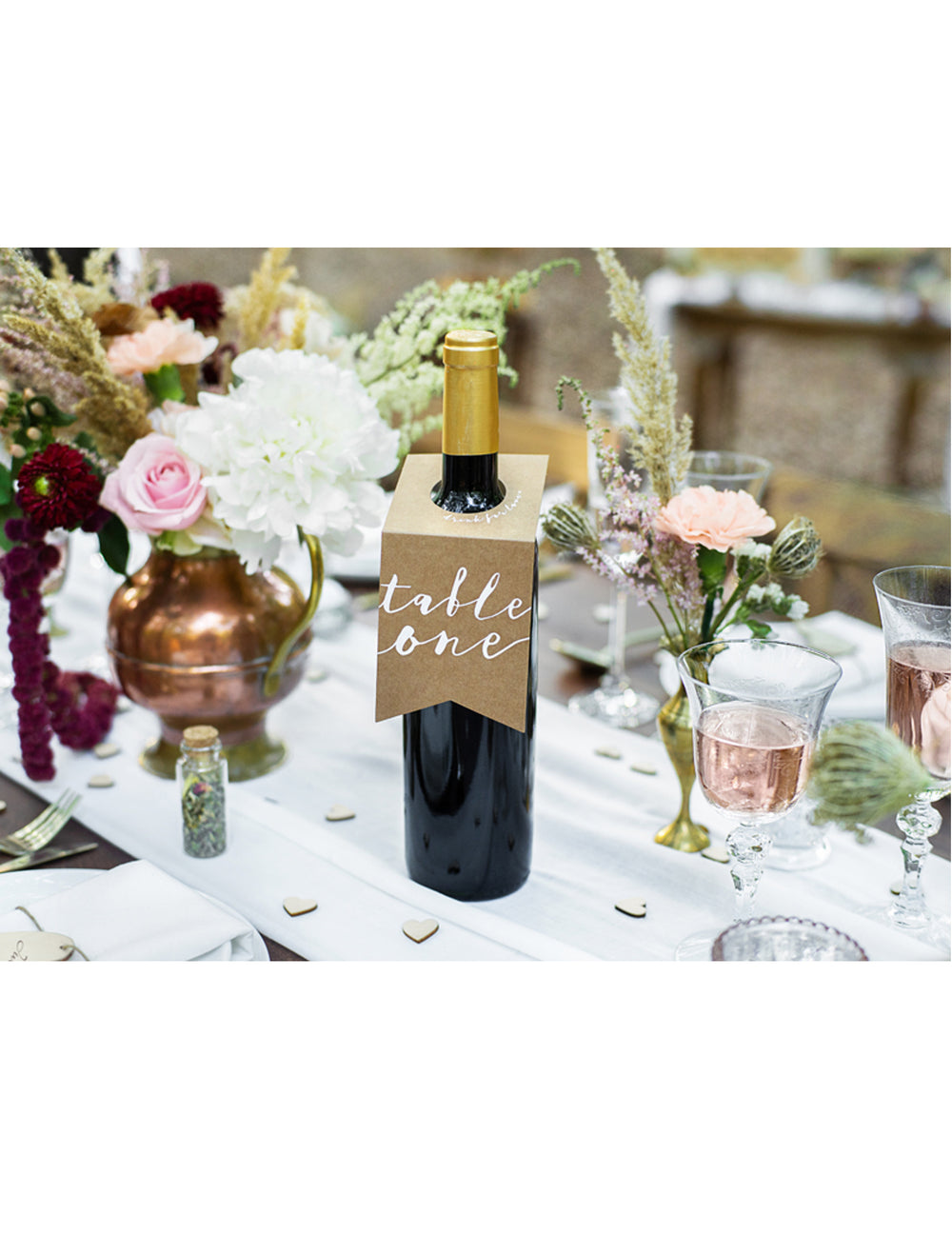 Mise en situation du marque table pour bouteilles pour fête kraft et blanc