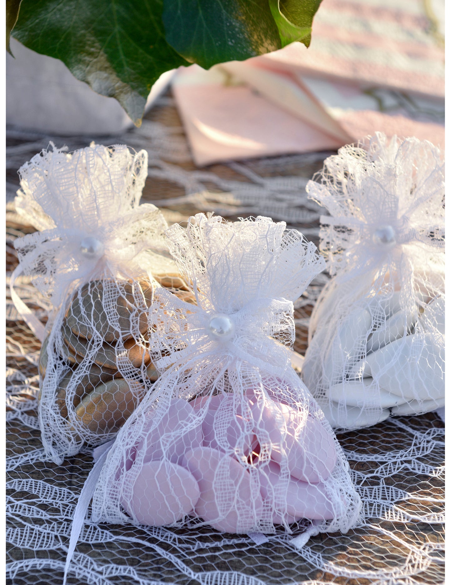 10 mini čipkastih pentljic 4 cm bela z biseri