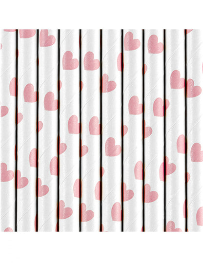 Gros plan sur les motifs de cœurs roses des pailles en carton Saint-Valentin
