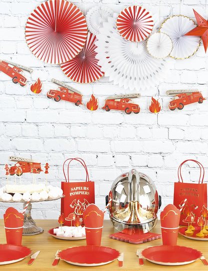 Mise en situation sur une table de fête des pailles en carton Pompier rouges