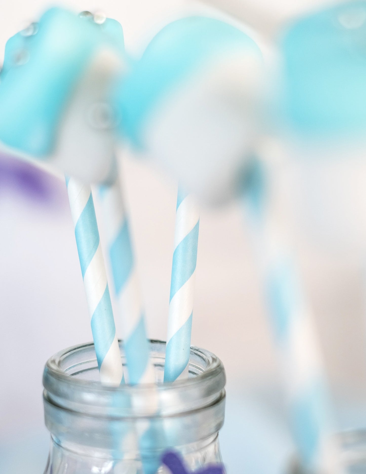 10 pastelno modre črtaste kartonske slamice 19,5 cm