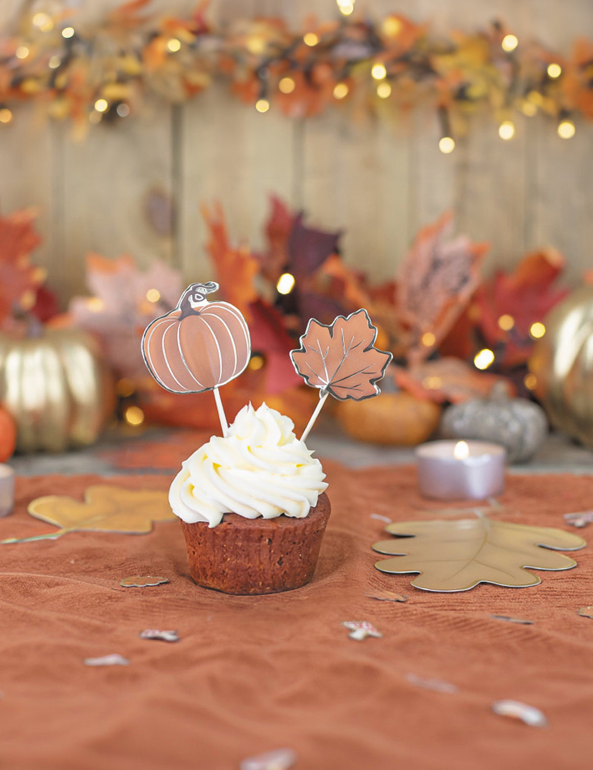 Mise en situation sur un cupcake des pics à cocktail automne citrouille et feuille