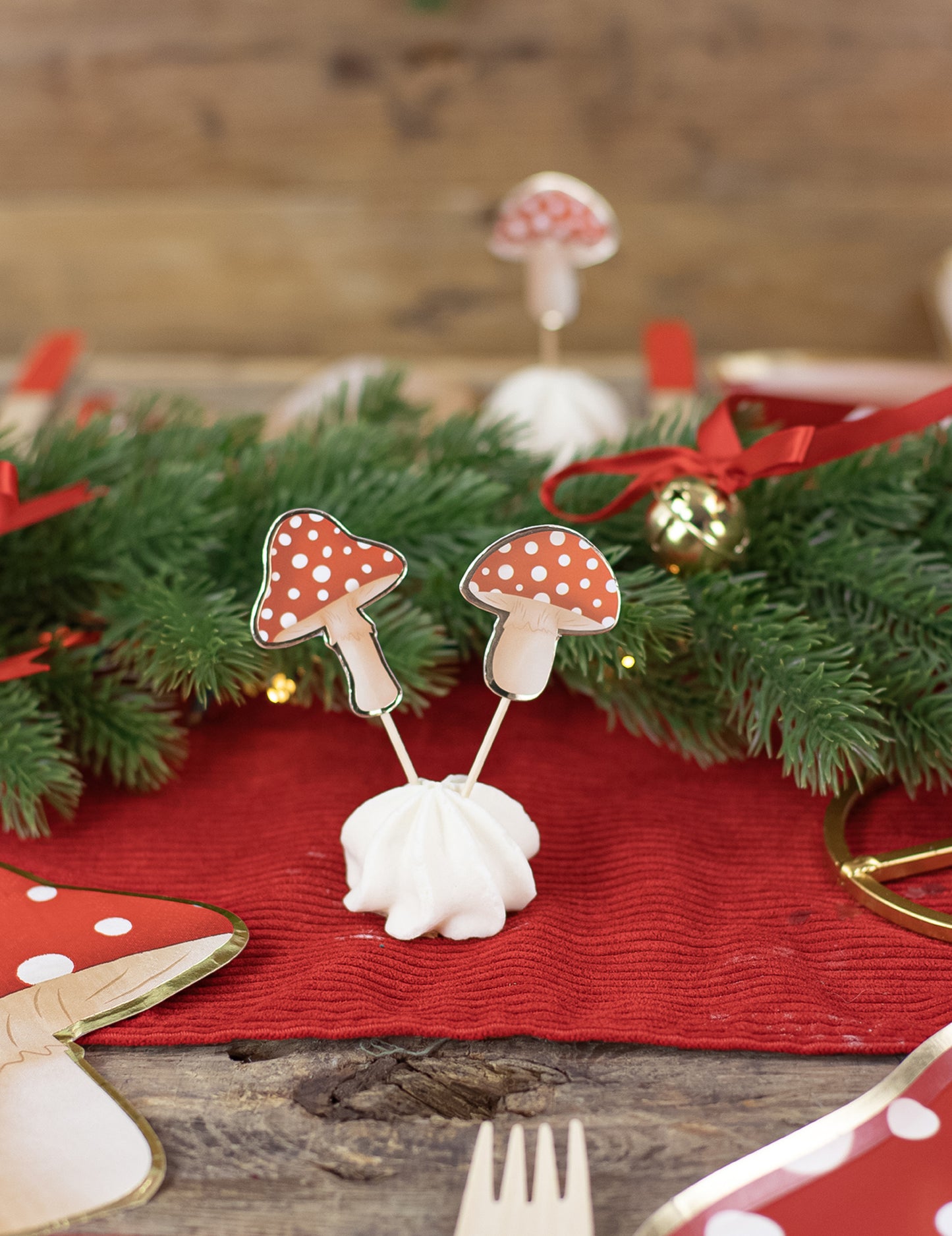 10 rdečih in belih lesenih koktajlnih palčk v obliki gob