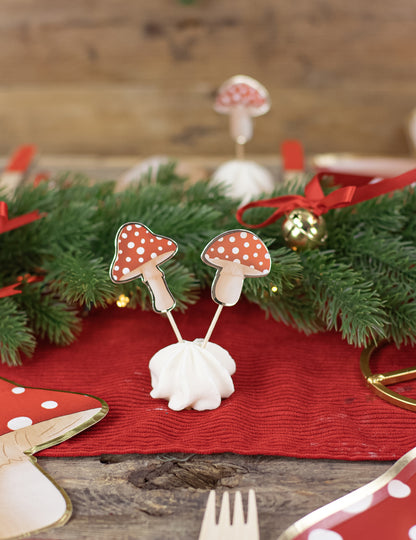 10 rdečih in belih lesenih koktajlnih palčk v obliki gob