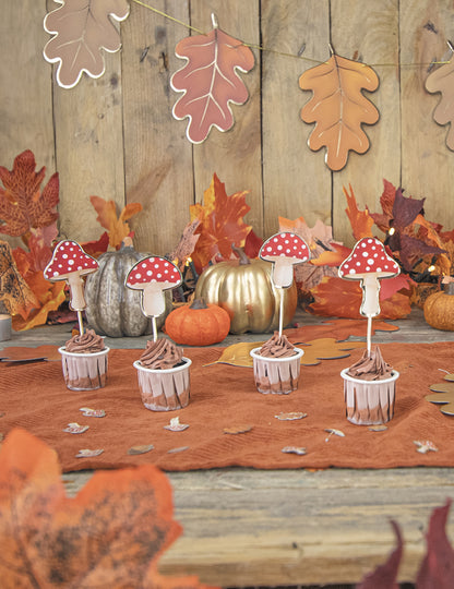 10 rdečih in belih lesenih koktajlnih palčk v obliki gob