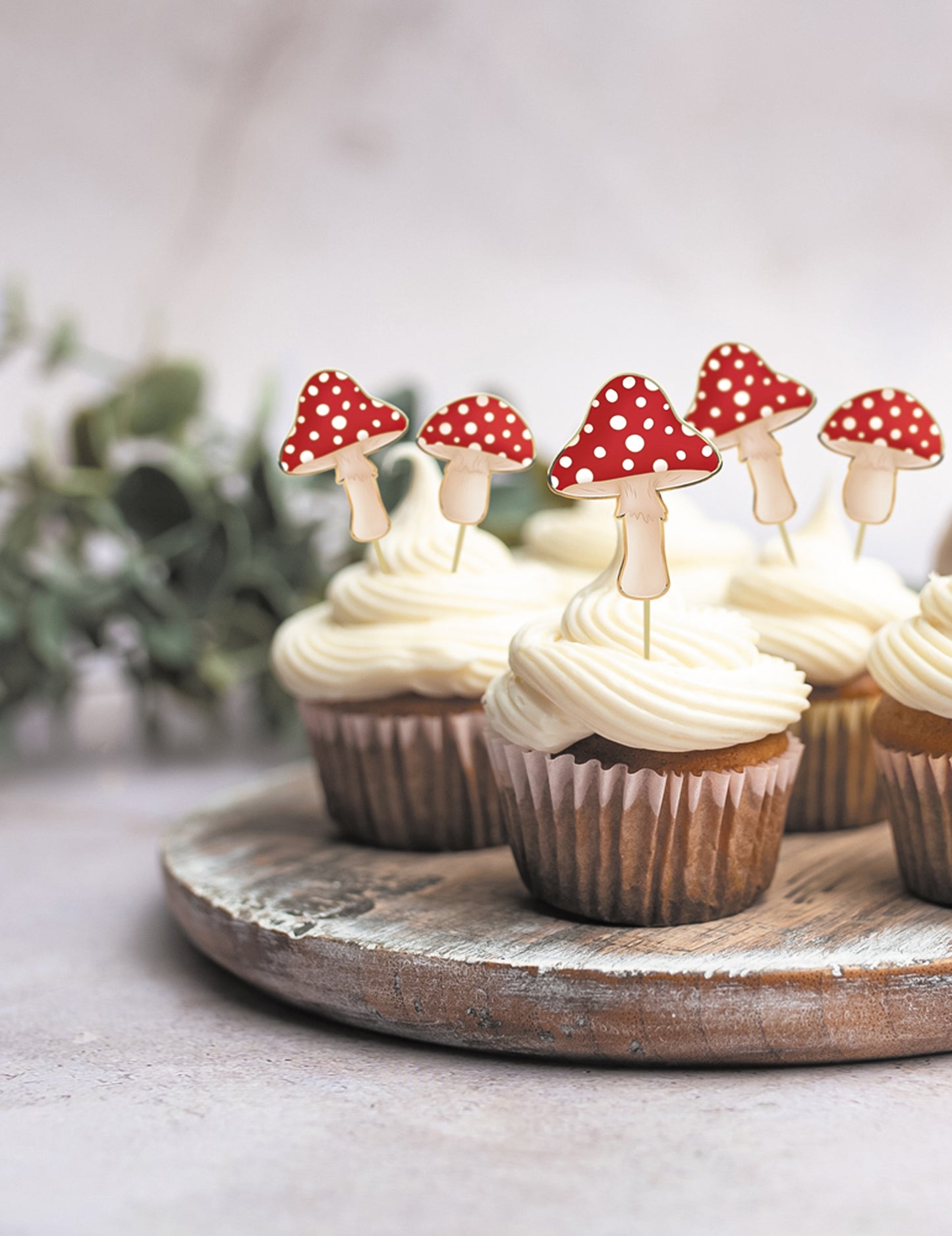 10 rdečih in belih lesenih koktajlnih palčk v obliki gob