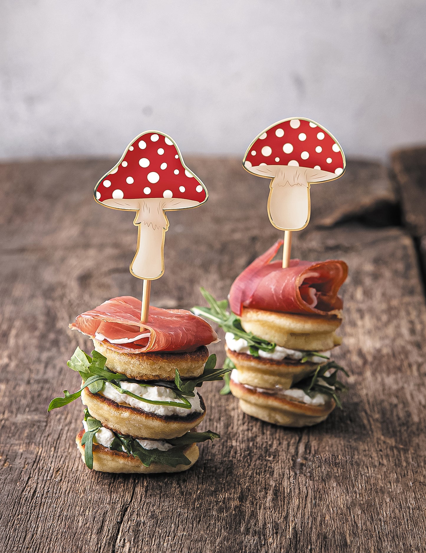 10 rdečih in belih lesenih koktajlnih palčk v obliki gob