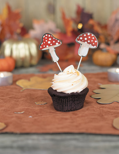 10 rdečih in belih lesenih koktajlnih palčk v obliki gob