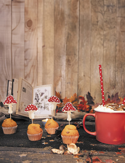 10 rdečih in belih lesenih koktajlnih palčk v obliki gob