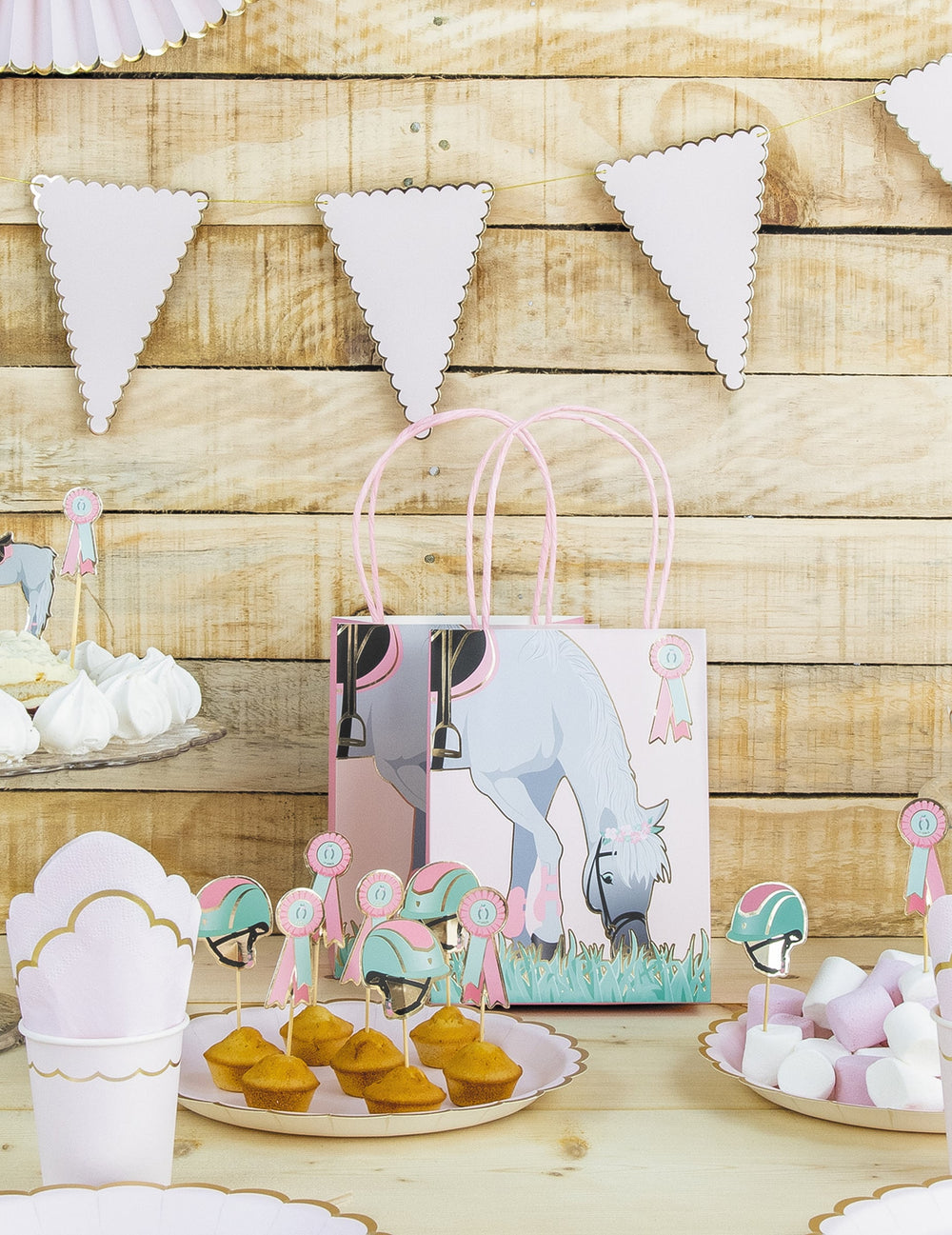Mise en situation sur une table de fête des pics à cocktail cheval équitation