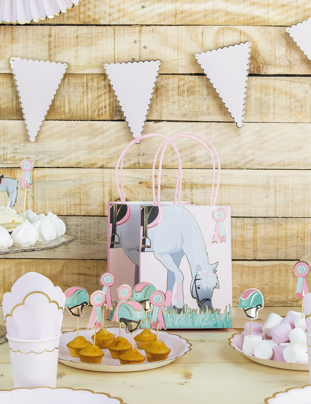 Mise en situation sur une table de fête des pics à cocktail cheval équitation