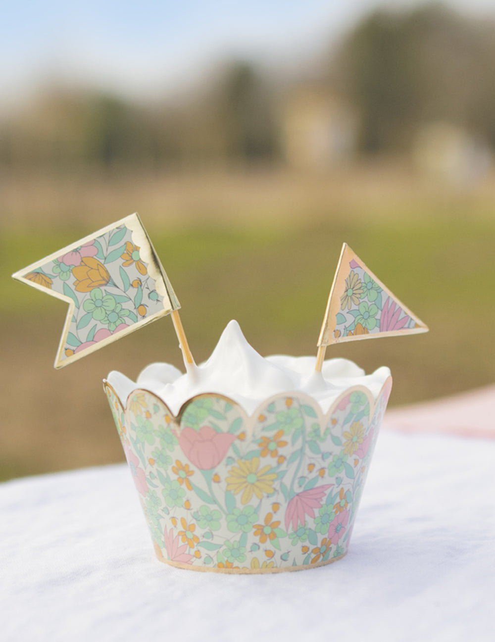 Mise en situation sur un cupcake des pics à gâteaux liberty