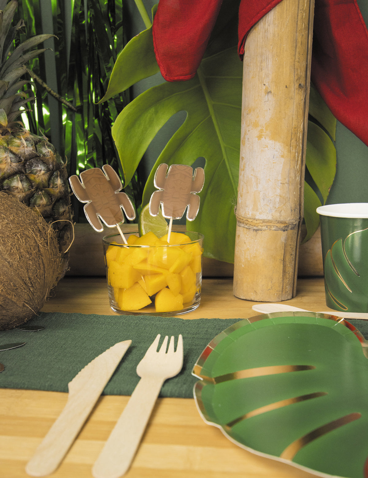 Mise en scène avec décoration de table tropicale des pics en bois totem aventurier marron