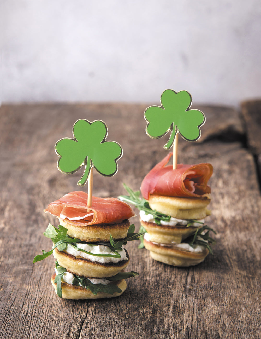 Mise en situation sur des amuse-bouches des pics en bois trèfle Saint Patrick