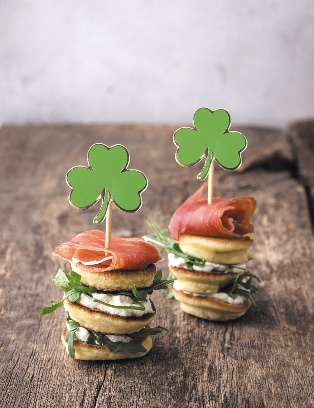 Mise en situation sur des amuse-bouches des pics en bois trèfle Saint Patrick